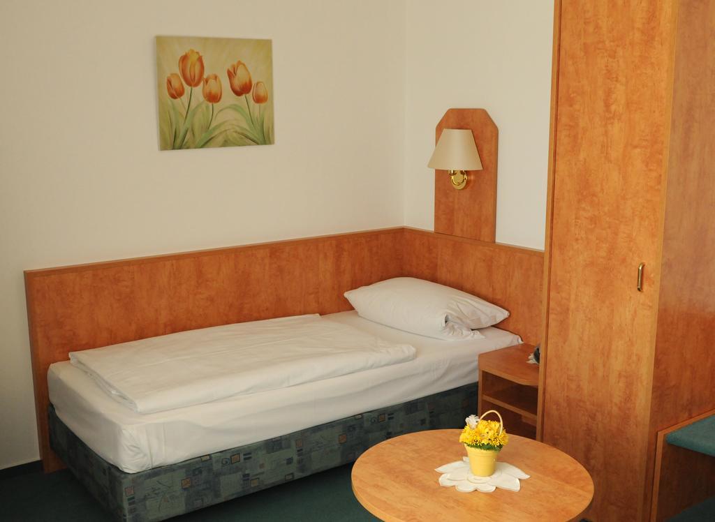 Alter Dorfkrug Am Kanal Wolfsburg Room photo
